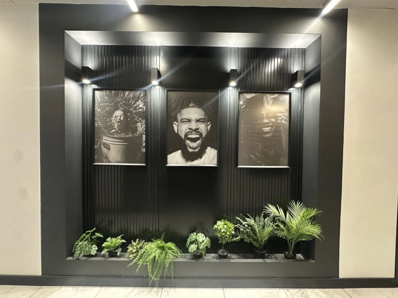 Bekleme alanındaki sanat duvarı