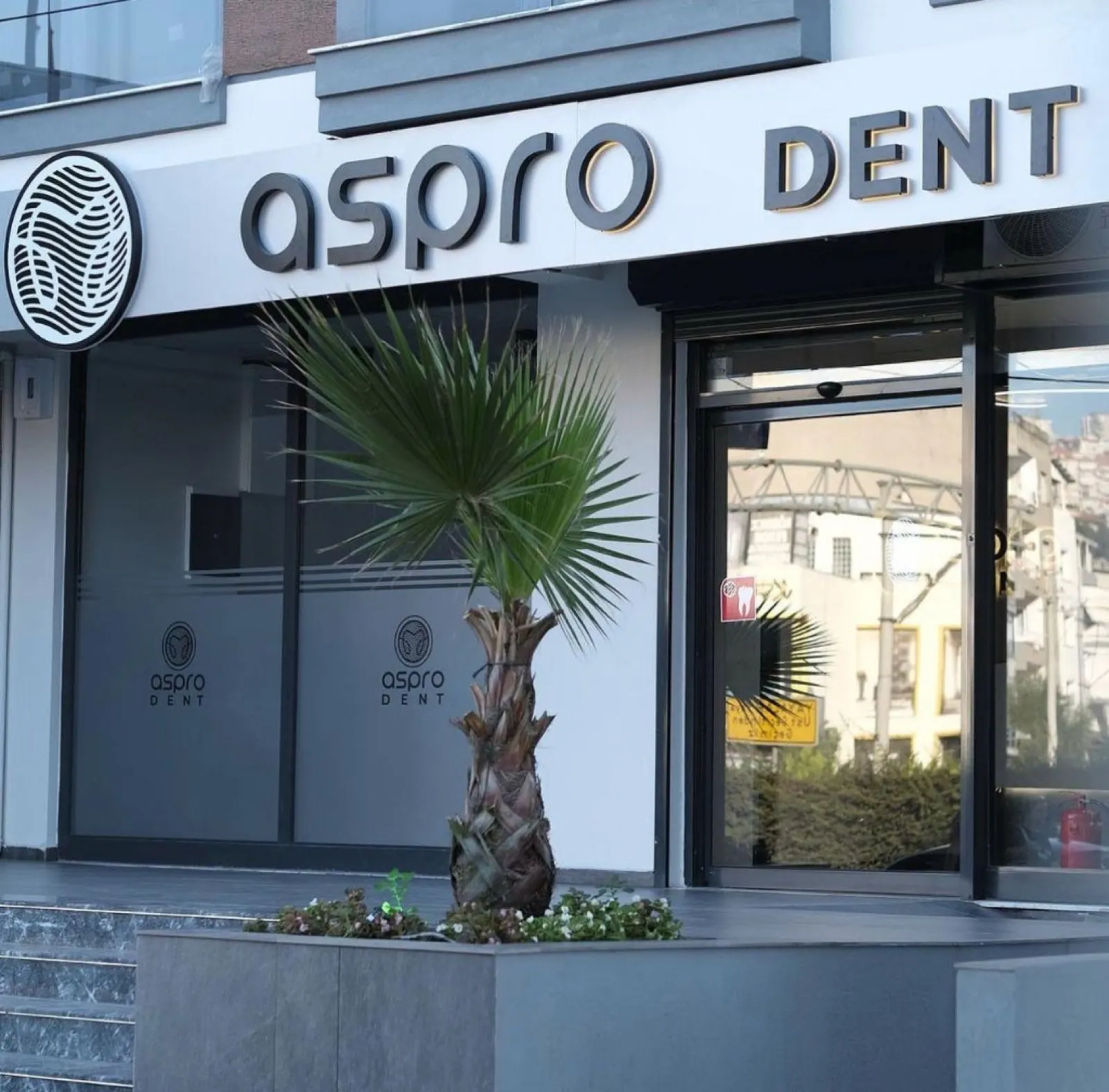 Anadolu Caddesi üzerindeki cephe